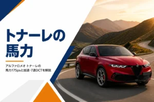 夕方のワインディングロードを走る赤いSUV
